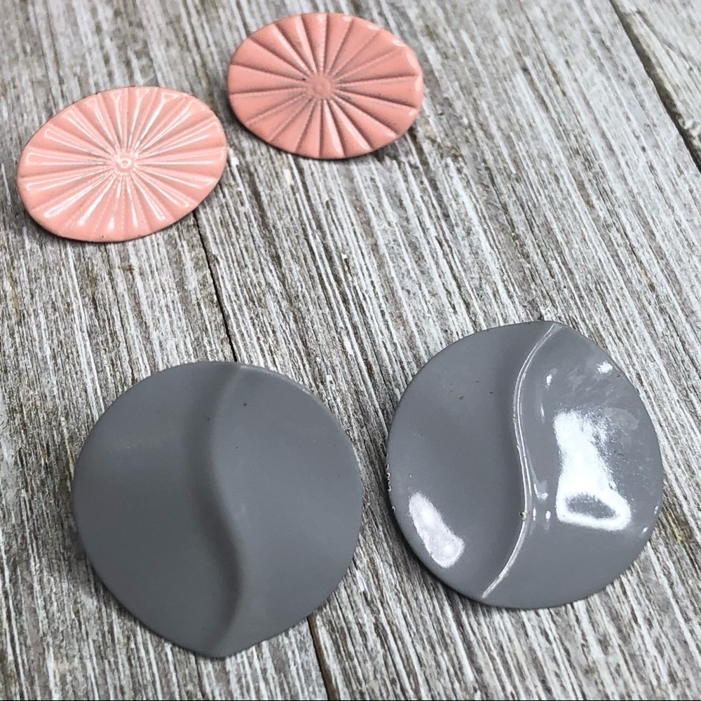 Vintage Metal and Enamel Lightweight Clip-on Earrings - Picture 2 of 7
